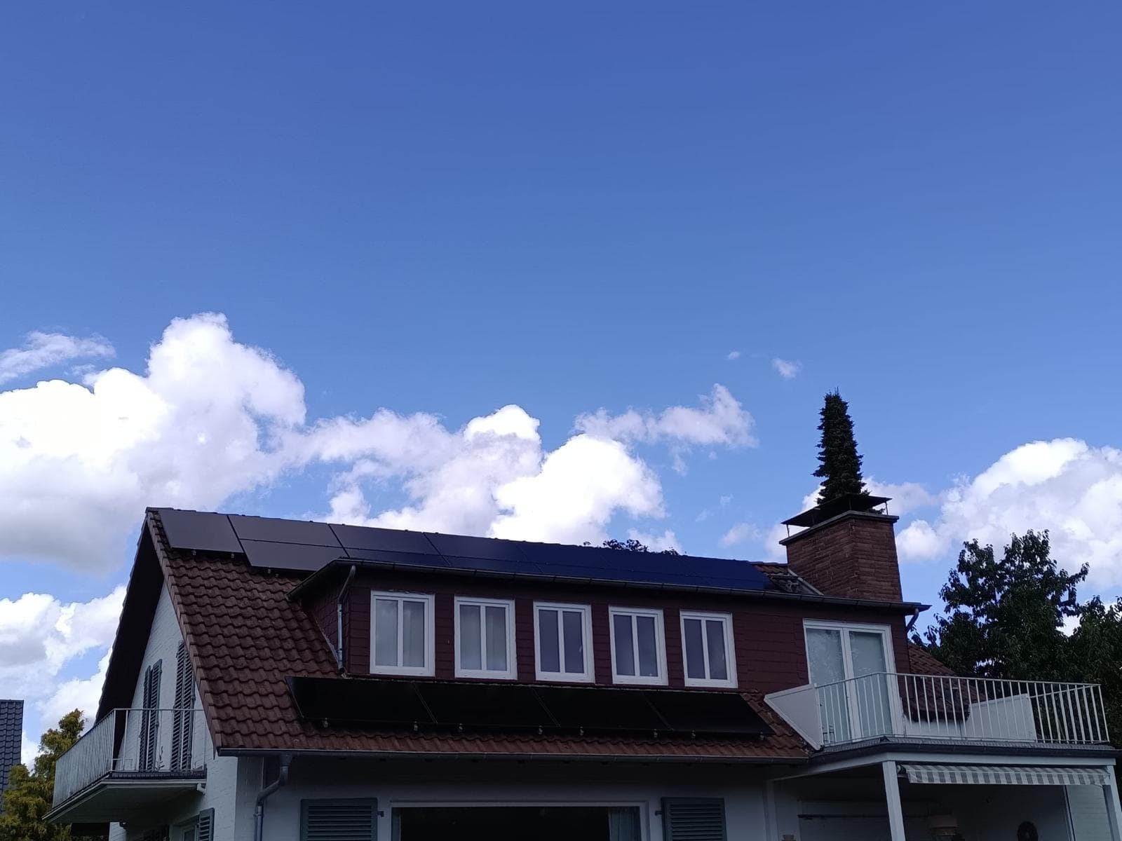 8 kWp Solaranlage mit EcoFlow Speicher auf Einfamilienhaus in Detmold