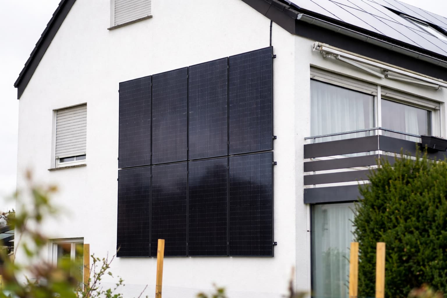 Installation der Fassaden-Photovoltaik in Lemgo für maximale Wärmepumpen-Effizienz